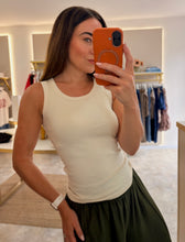 Load image into Gallery viewer, BASIC CLOSE FIT STRETCH VEST- cream