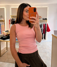 Load image into Gallery viewer, BASIC CLOSE FIT STRETCH VEST - pink