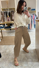 Load image into Gallery viewer, LINEN BLEND TWIST FRONT SHIRT