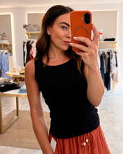 Load image into Gallery viewer, SCOOP NECK CLOSE FIT VEST - black