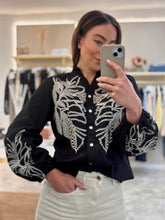 Load image into Gallery viewer, CONTRAST STITCH BRODERIE BLOUSE