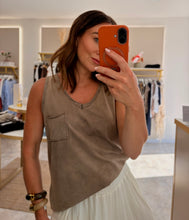 Load image into Gallery viewer, EVERYDAY POCKET VEST- brown