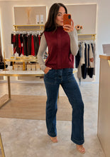 Load image into Gallery viewer, SLEEVELESS ZIP UP MOCK NECK KNIT- wine