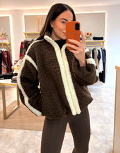 Load image into Gallery viewer, CONTRAST ZIP UP TEDDY JACKET - brown