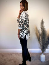 Load image into Gallery viewer, CREAM ANIMAL PRINT TOP