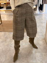 Load image into Gallery viewer, CHECK PRINT CULOTTE TROUSERS