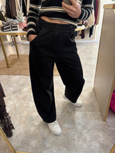Load image into Gallery viewer, RELAXED BLACK DENIM BARREL LEG JEANS