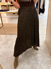 Load image into Gallery viewer, CHOCOLATE ANIMAL PRINT MAXI SKIRT