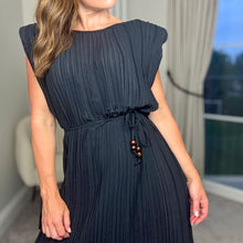 Load image into Gallery viewer, BLACK SLEEVELESS PLISSÉ MIDAXI DRESS