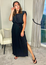 Load image into Gallery viewer, BLACK SLEEVELESS PLISSÉ MIDAXI DRESS