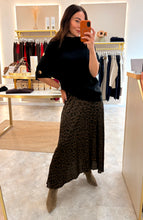 Load image into Gallery viewer, SHORT SLEEVE GOLD BUTTON DETAIL KNIT JUMPER
