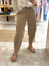 Load image into Gallery viewer, CAMEL CARROT FIT JOGGER
