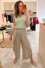 Load image into Gallery viewer, EVERYDAY POCKET VEST - khaki
