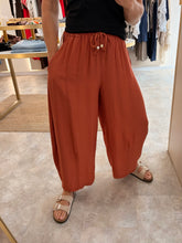 Load image into Gallery viewer, TERRACOTTA LIGHTWEIGHT BARREL LEG TROUSER
