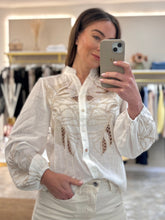 Load image into Gallery viewer, CONTRAST STITCH BRODERIE BLOUSE
