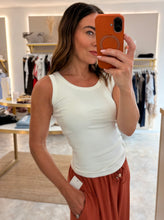 Load image into Gallery viewer, SCOOP NECK CLOSE FIT VEST white
