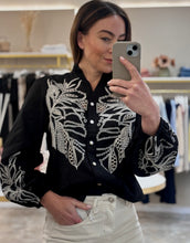 Load image into Gallery viewer, CONTRAST STITCH BRODERIE BLOUSE
