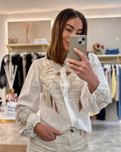 Load image into Gallery viewer, CONTRAST STITCH BRODERIE BLOUSE
