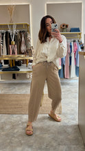 Load image into Gallery viewer, LINEN BLEND TWIST FRONT SHIRT

