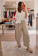 Load image into Gallery viewer, STONE LIGHTWEIGHT BARREL LEG TROUSER
