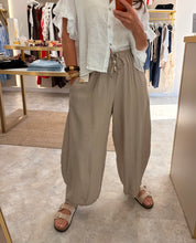 Load image into Gallery viewer, STONE LIGHTWEIGHT BARREL LEG TROUSER
