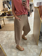 Load image into Gallery viewer, BEIGE FRONT POCKET TROUSER
