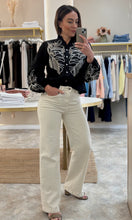 Load image into Gallery viewer, CONTRAST STITCH BRODERIE BLOUSE

