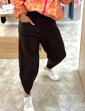 Load image into Gallery viewer, CHOCOLATE POCKET FRONT BARREL TROUSER - poplin cotton
