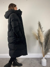 Load image into Gallery viewer, BLACK LONG HOODED PUFFER COAT
