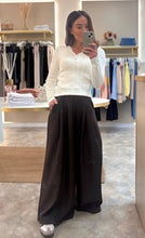 Load image into Gallery viewer, LONG SLEEVE SCALLOPED V NECK TOP
