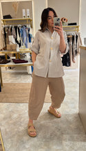 Load image into Gallery viewer, BEIGE FRONT POCKET TROUSER
