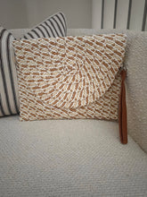 Load image into Gallery viewer, BEIGE FLECKED WOVEN STRAW ENVELOPE BAG
