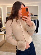 Load image into Gallery viewer, FUR CUFF RIBBED KNIT CARDI - camel
