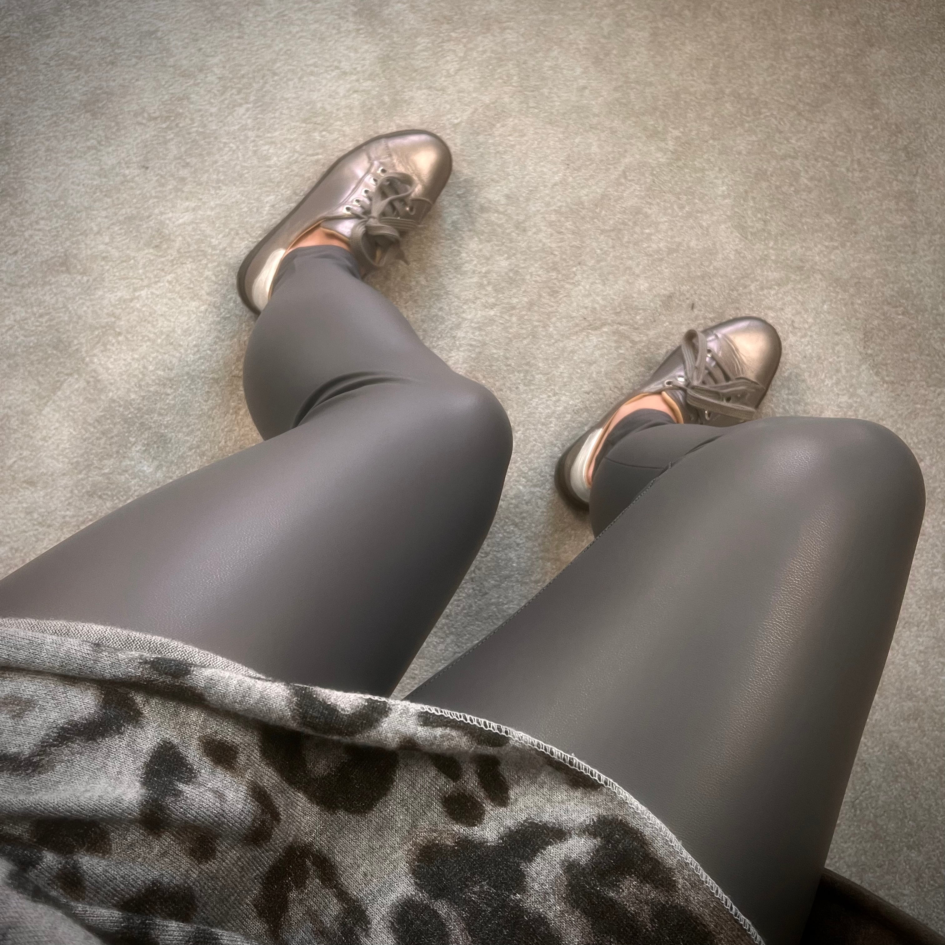 GREY WET LOOK LEGGINGS