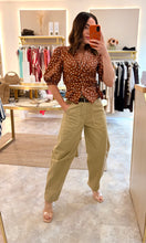Load image into Gallery viewer, UTILITY BARREL LEG BELTED TROUSER - camel
