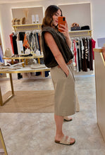 Load image into Gallery viewer, BUBBLE HEM LINEN TOP - brown
