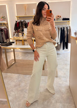 Load image into Gallery viewer, CAMEL BUTTON DETAIL ZIP UP CARDIGAN

