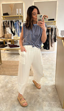Load image into Gallery viewer, WHITE FRONT POCKET TROUSER
