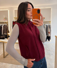 Load image into Gallery viewer, SLEEVELESS ZIP UP MOCK NECK KNIT- wine
