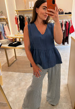 Load image into Gallery viewer, LINEN PEPLUM TOP- navy
