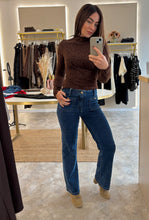 Load image into Gallery viewer, MID-WASH POCKET JEANS
