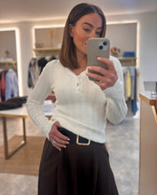 Load image into Gallery viewer, LONG SLEEVE SCALLOPED V NECK TOP
