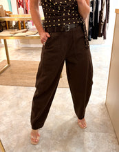Load image into Gallery viewer, UTILITY BARREL LEG TROUSER - brown
