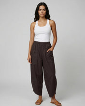 Load image into Gallery viewer, CHOCOLATE POCKET FRONT BARREL TROUSER - poplin cotton
